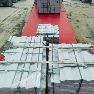 玉林 芝麻白仿形加直形路沿石出货日常