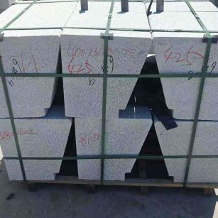 玉林 芝麻白异形坐凳，石凳