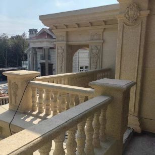 玉林 黄金麻别墅外墙干挂雕花配合阳台栏杆花瓶柱