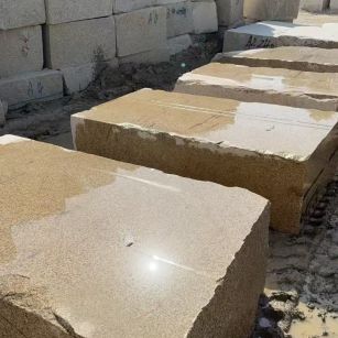 玉林 黄金麻方料堆场洗料分选中，原材料充足