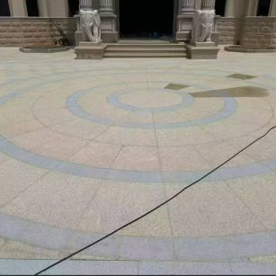 玉林 黄金麻芝麻灰花岗岩石材地铺拼接效果