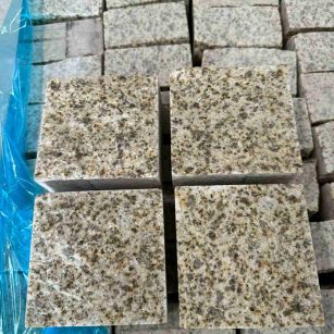 玉林 黄金麻花岗岩自然面小方块，弹石，马蹄石等