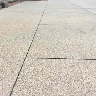 玉林 黄金麻花岗岩石板材荔枝面地面铺装效果