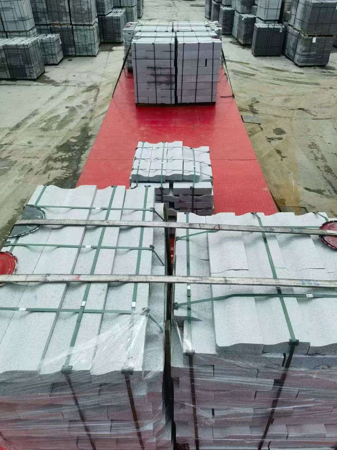 玉林 芝麻白仿形加直形路沿石出货日常