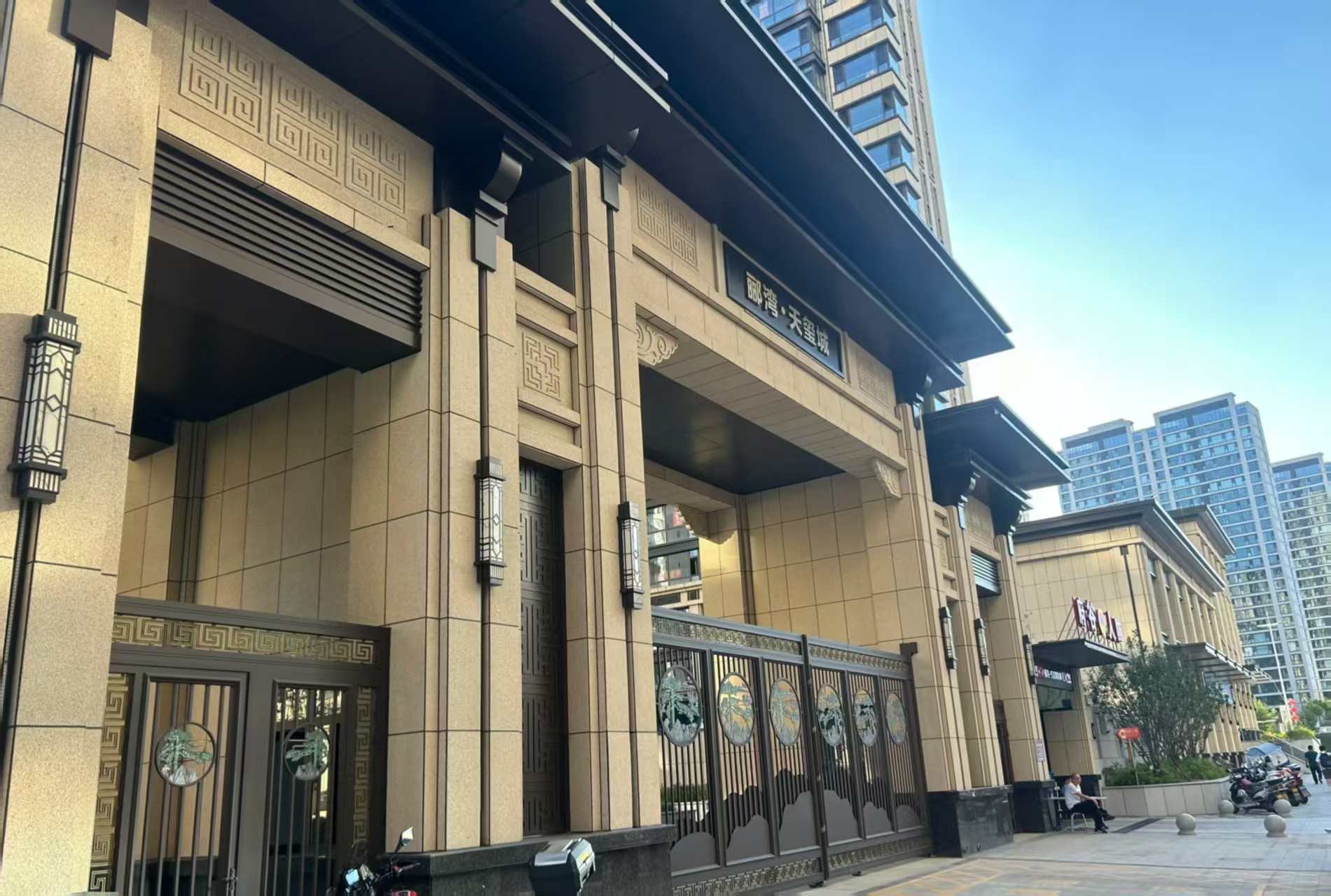 玉林 黄金麻花岗岩荔枝面小区门楼外墙干挂