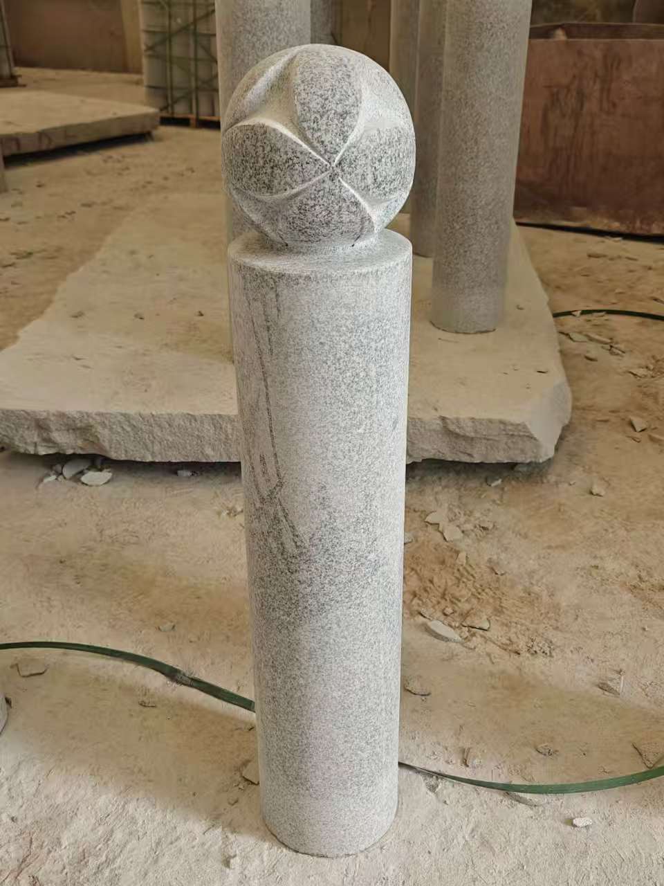 玉林 芝麻白花岗岩石材挡车石柱、停车柱、圆柱挡车柱、方柱挡车柱等