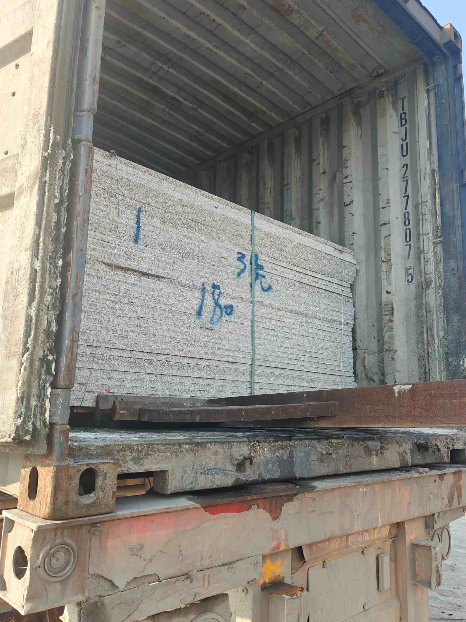 玉林 芝麻白花岗岩石材3.0公分光面毛板装柜出货