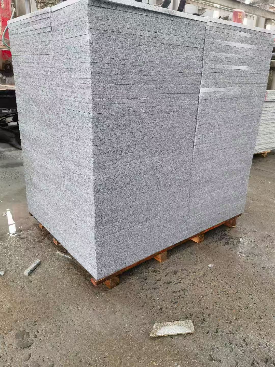 玉林 芝麻白火烧面1.8厚300*600地铺石，尺寸标准，厚薄均匀