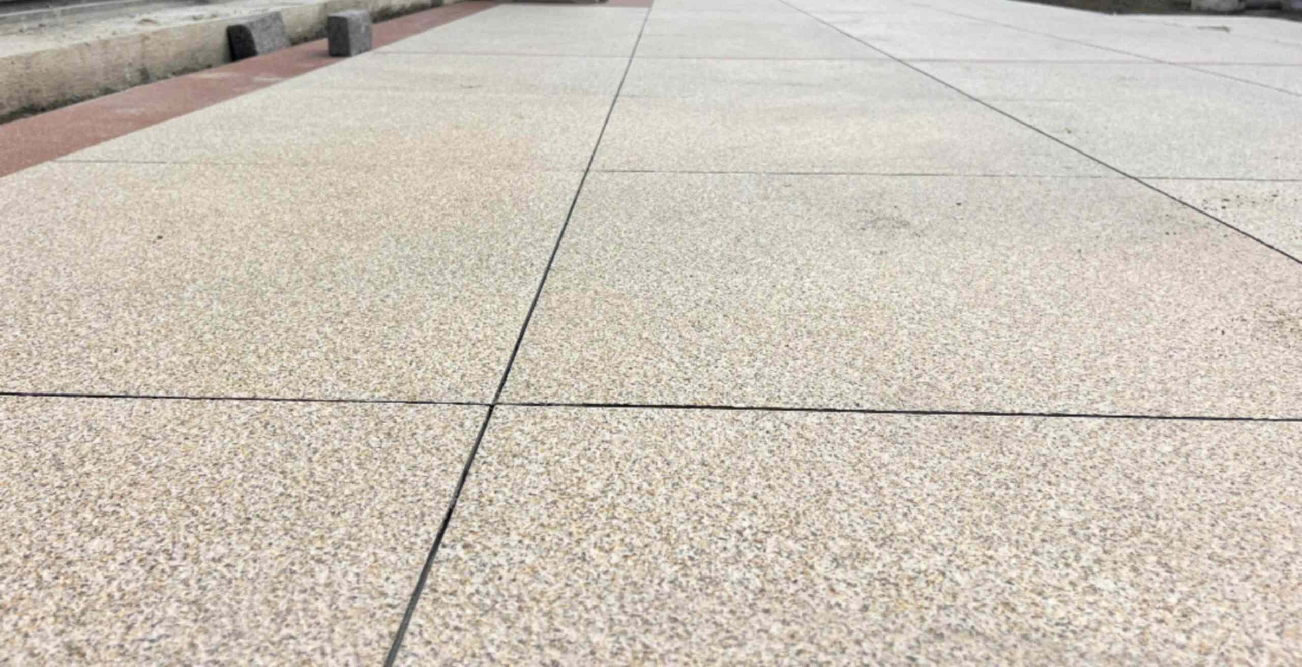 玉林 黄金麻花岗岩石板材荔枝面地面铺装效果