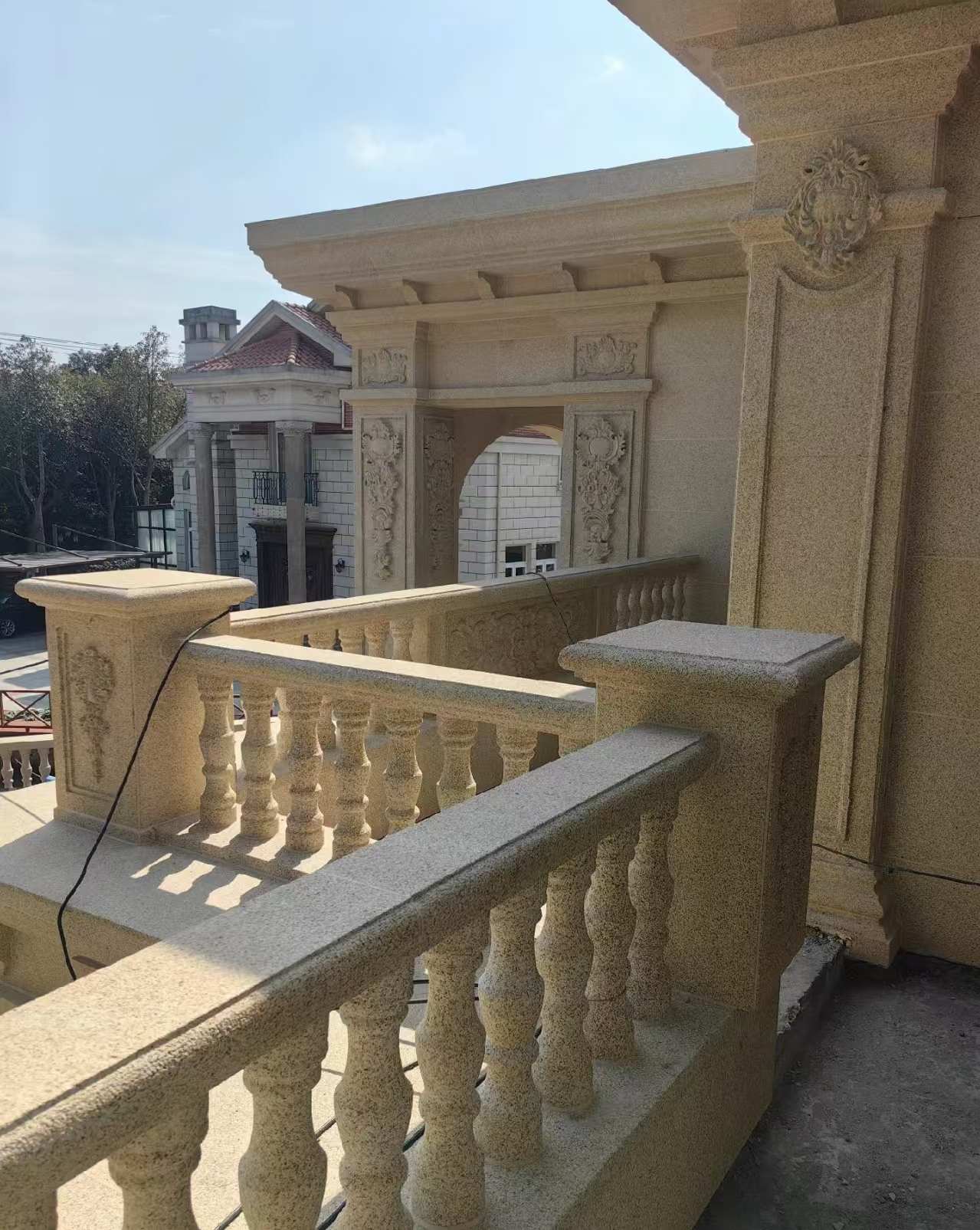 玉林 黄金麻别墅外墙干挂雕花配合阳台栏杆花瓶柱