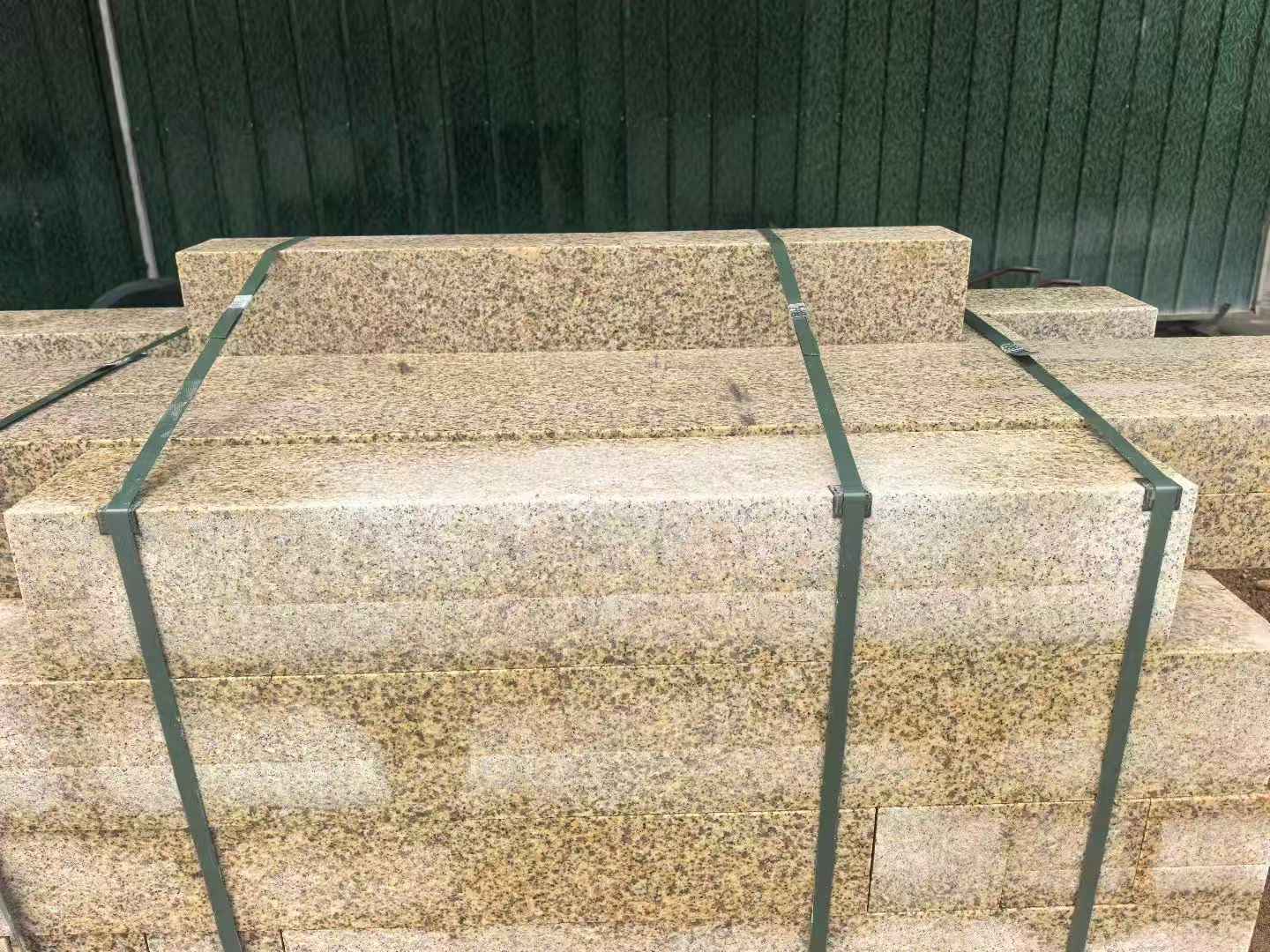 玉林 黄金麻花岗岩石材机切面栏杆料半成品