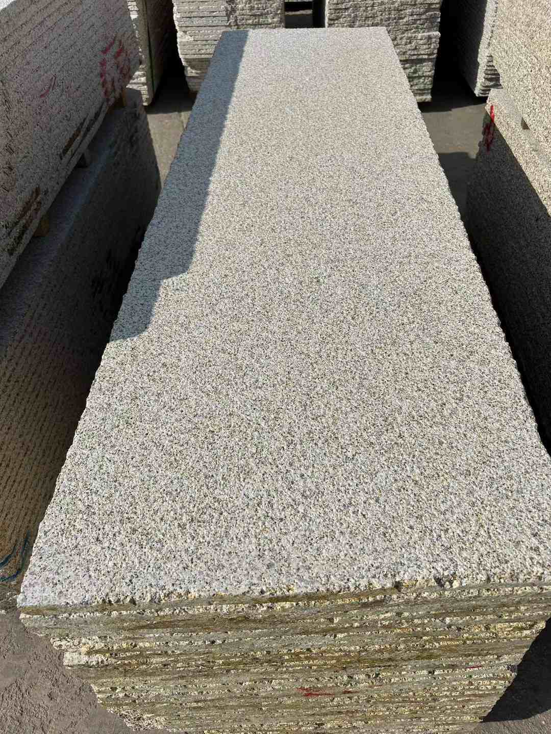 玉林 黄金麻花岗岩荔枝面毛板，半成品