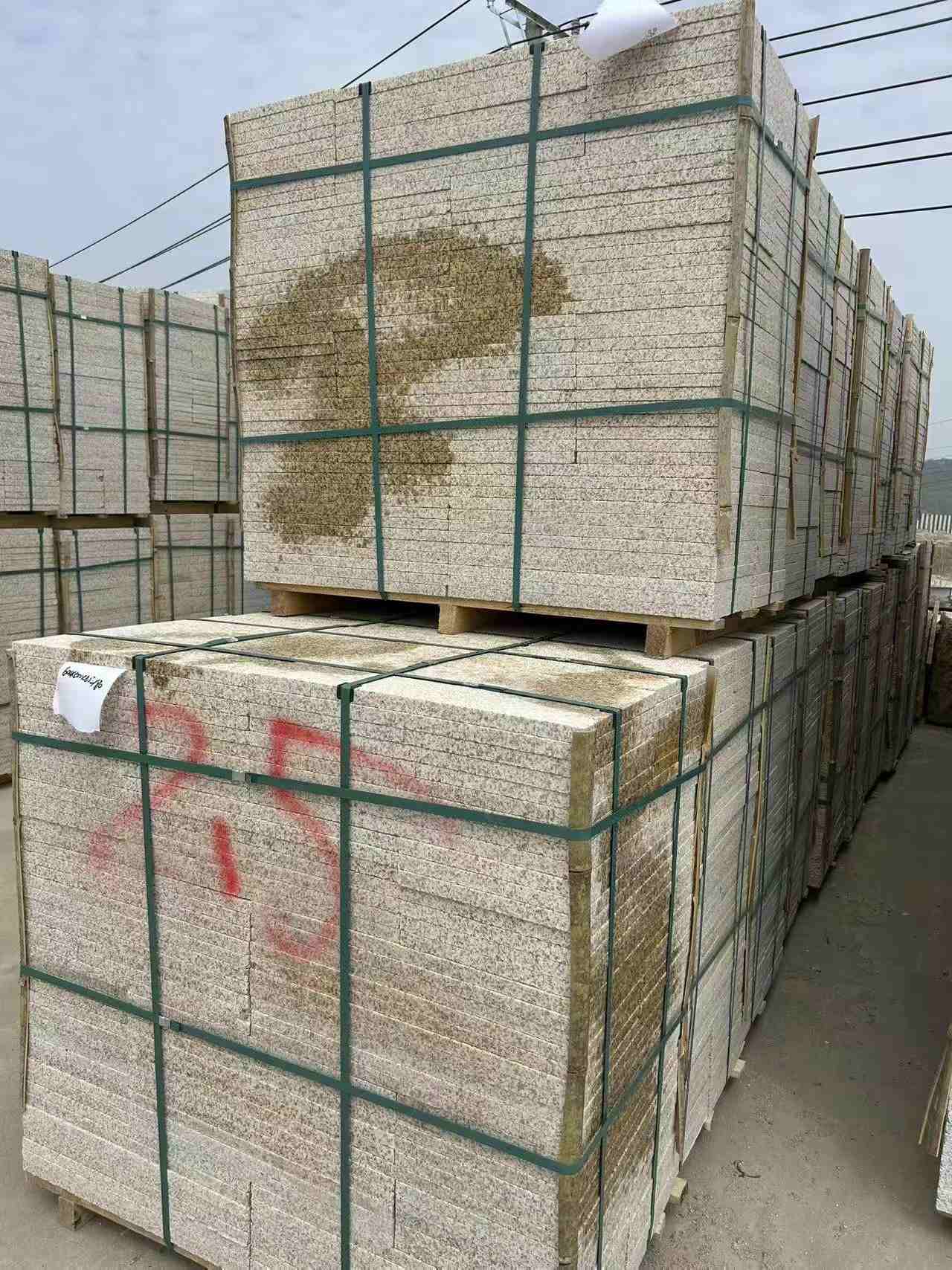 玉林 黄金麻花岗岩石材荔枝面地铺石2.5*300*600