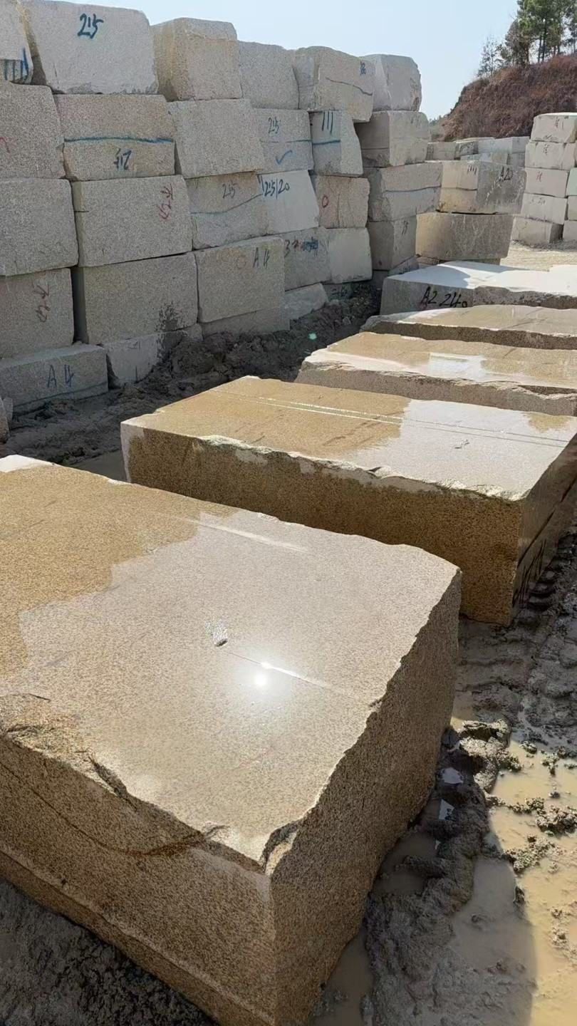 玉林 黄金麻方料堆场洗料分选中，原材料充足