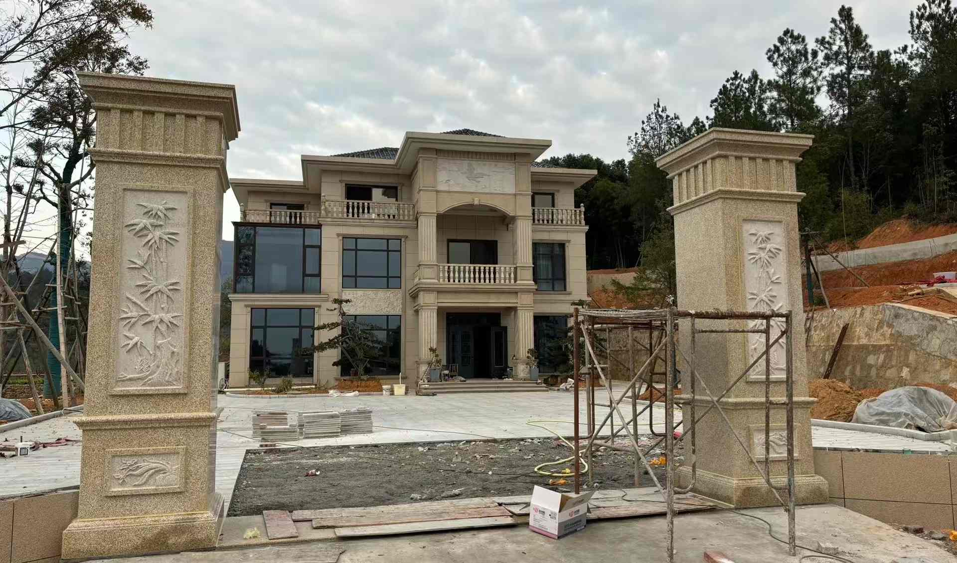 玉林 黄金麻花岗岩别墅雕花外墙干挂配上门口雕花罗马柱