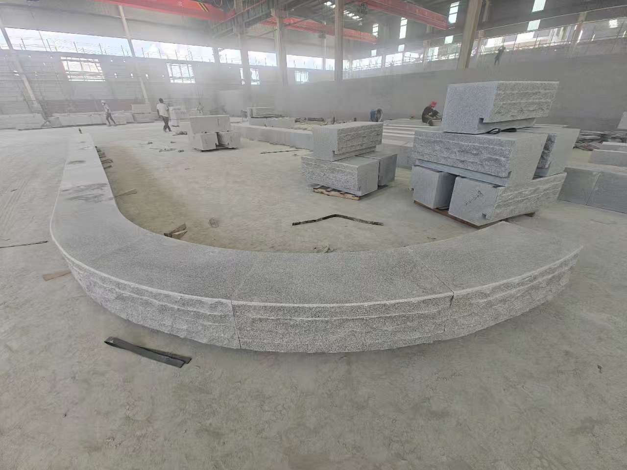 玉林 芝麻白异形坐凳，自然面光面弧形加工