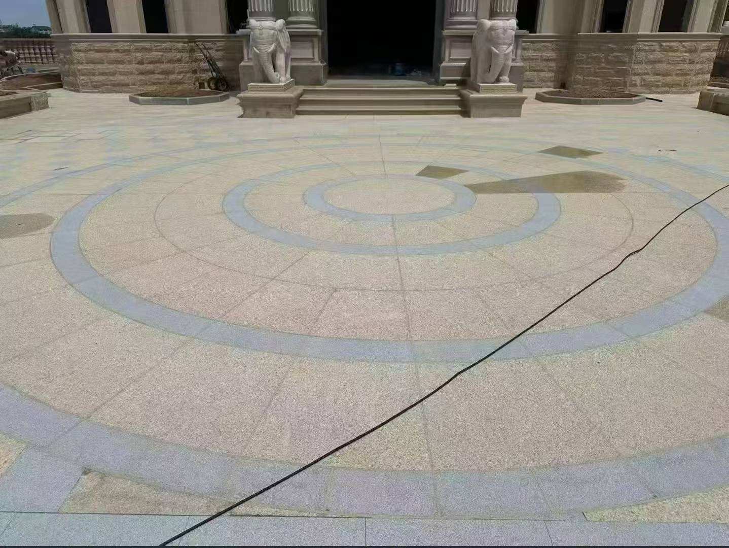 玉林 黄金麻芝麻灰花岗岩石材地铺拼接效果