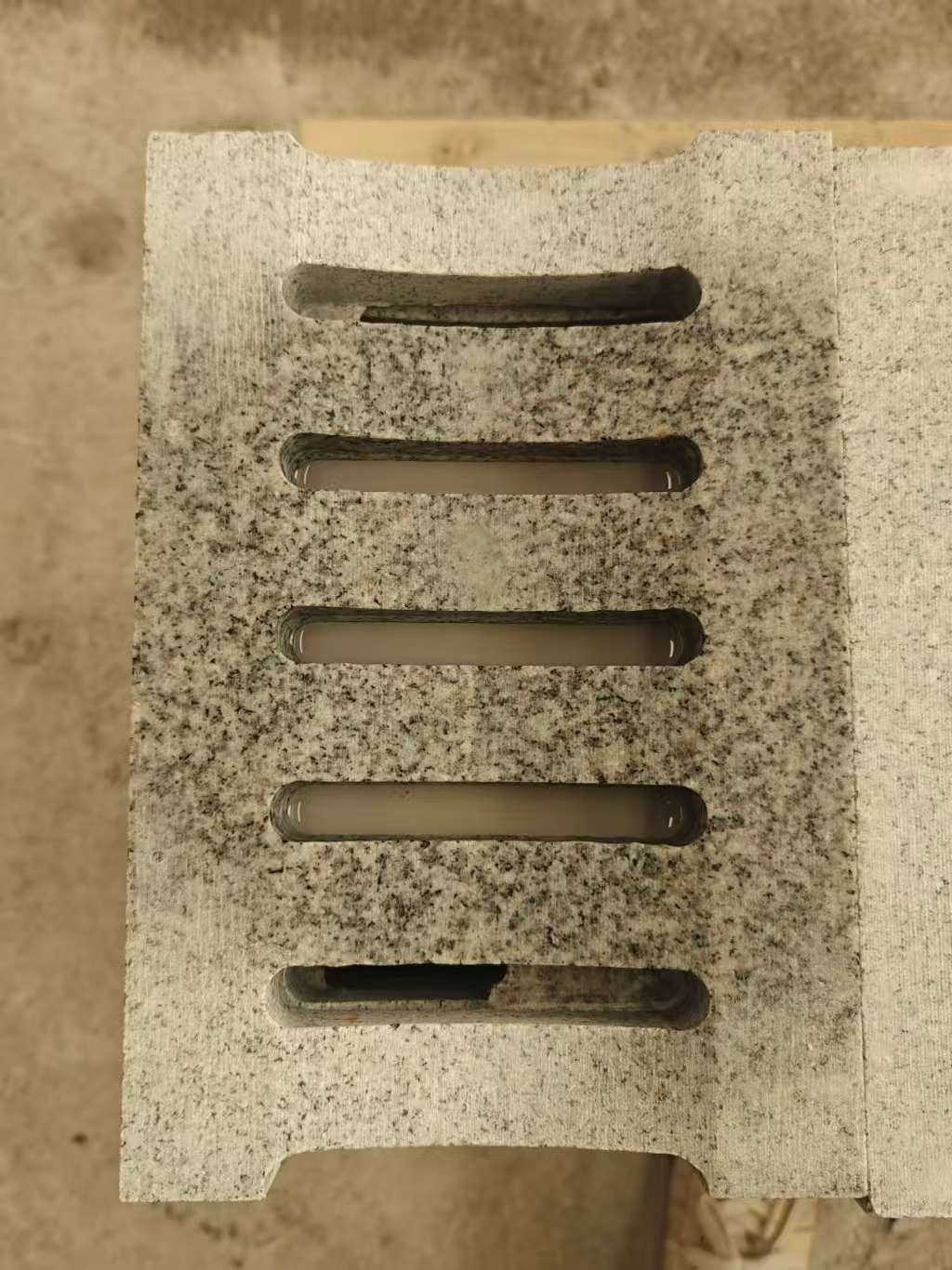 玉林 芝麻白拉丝面花岗岩U型开槽排水槽