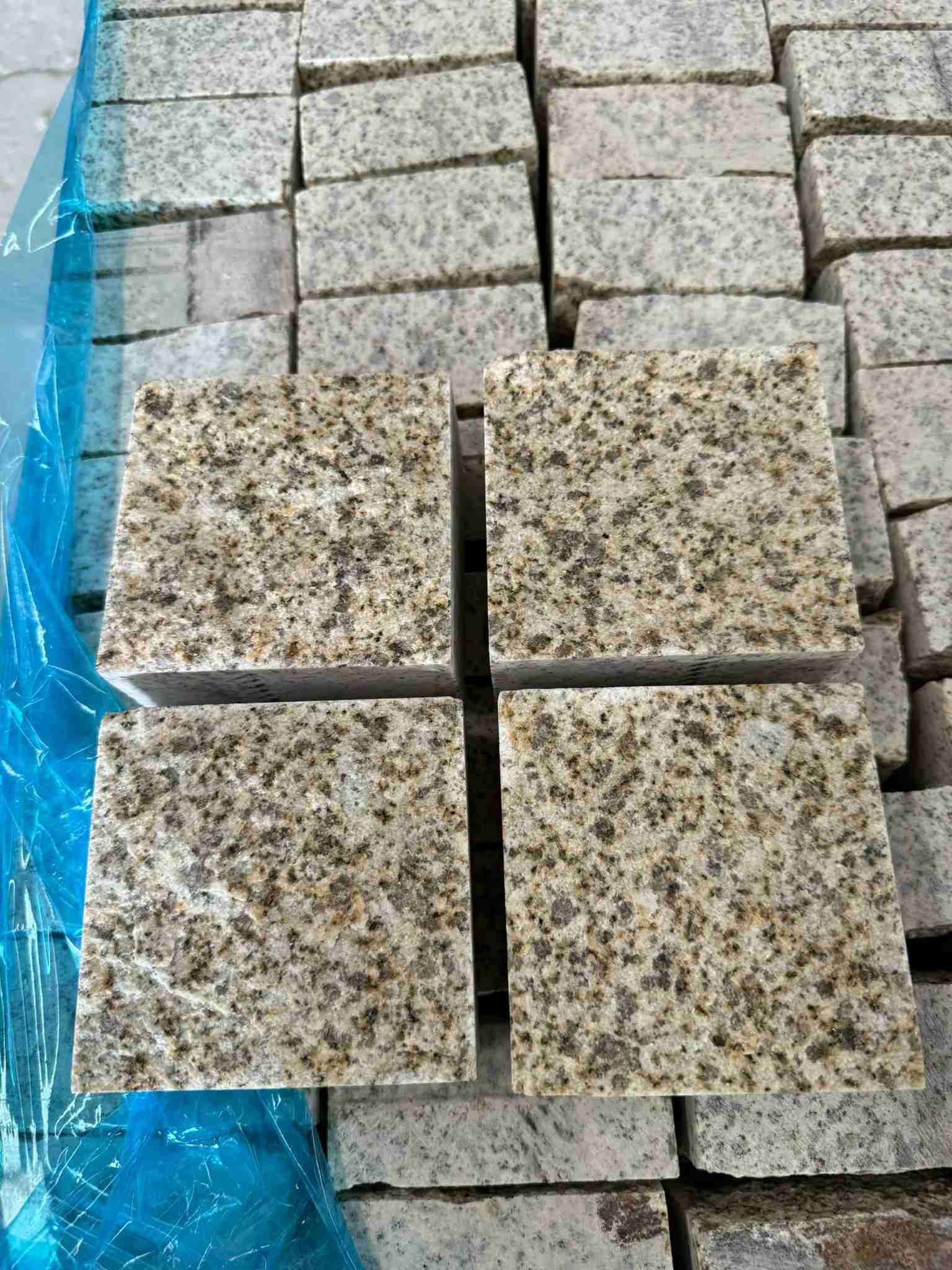 玉林 黄金麻花岗岩自然面小方块，弹石，马蹄石等