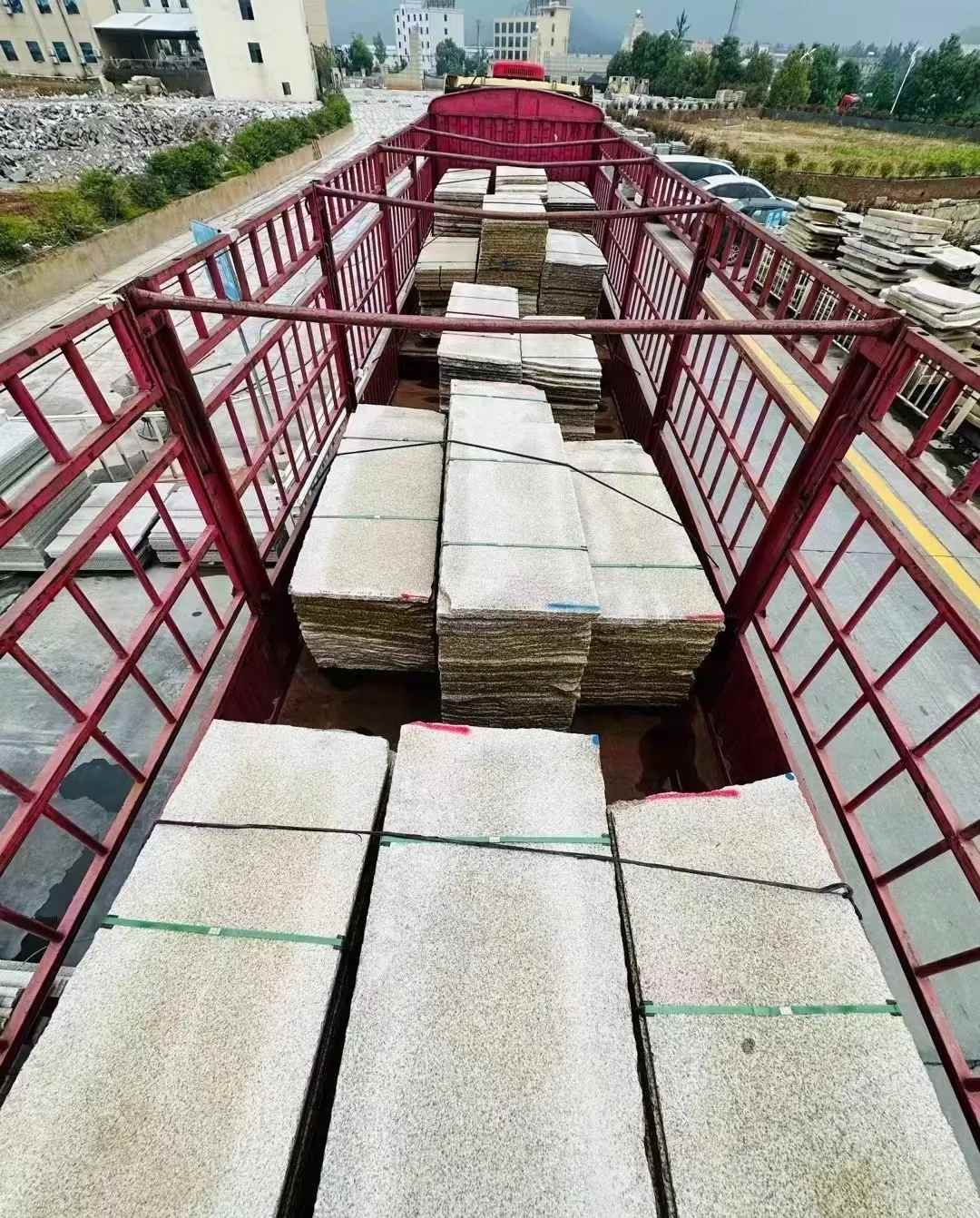 玉林 黄金麻花岗岩荔枝面，光面毛板装车完成