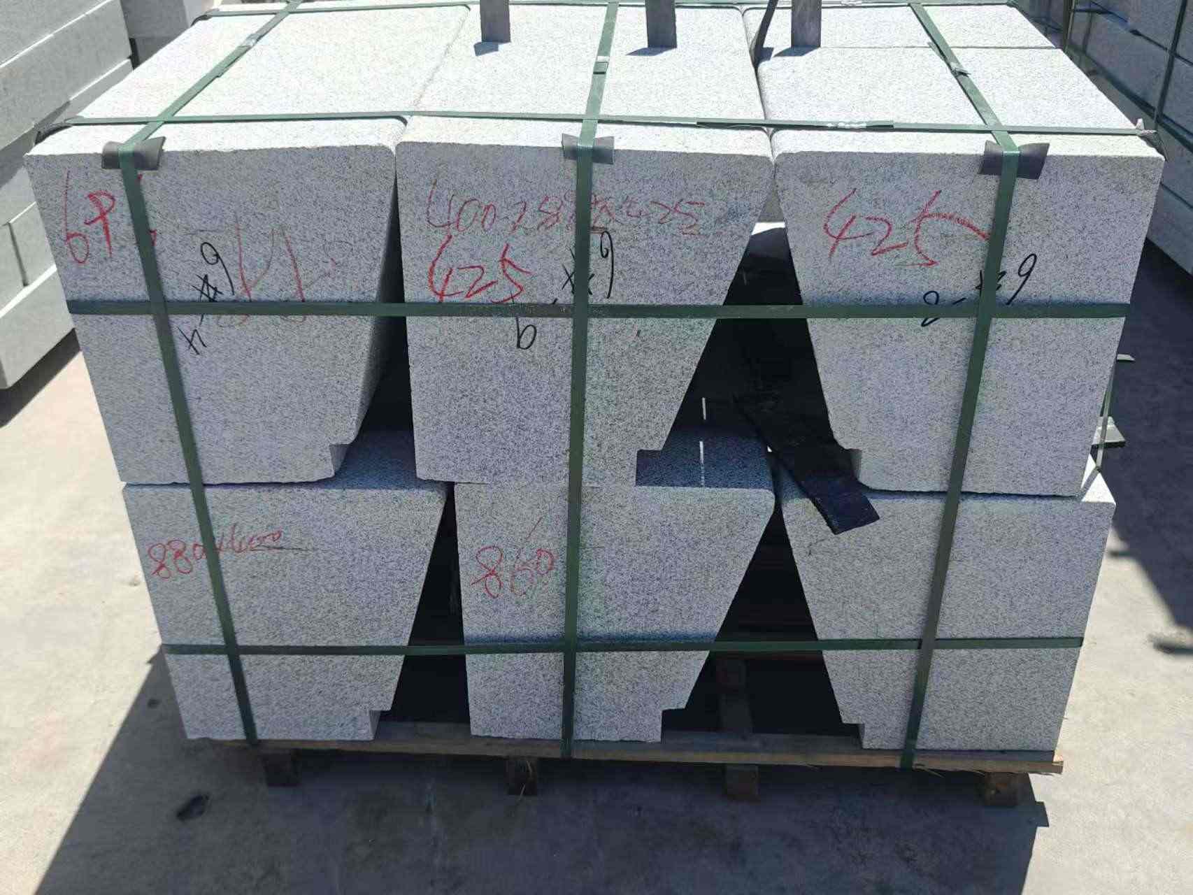 玉林 芝麻白异形坐凳，石凳