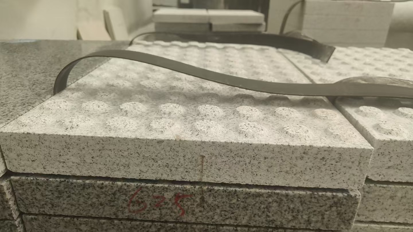 玉林 芝麻白花岗岩6.0公分荔枝面五轴加工雕刻盲点