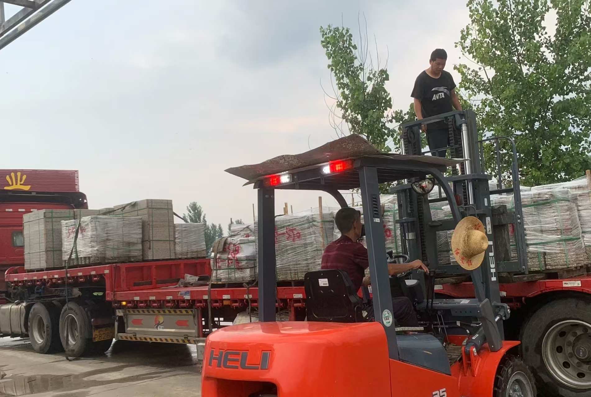 玉林 黄金麻冰裂纹，地铺石装车