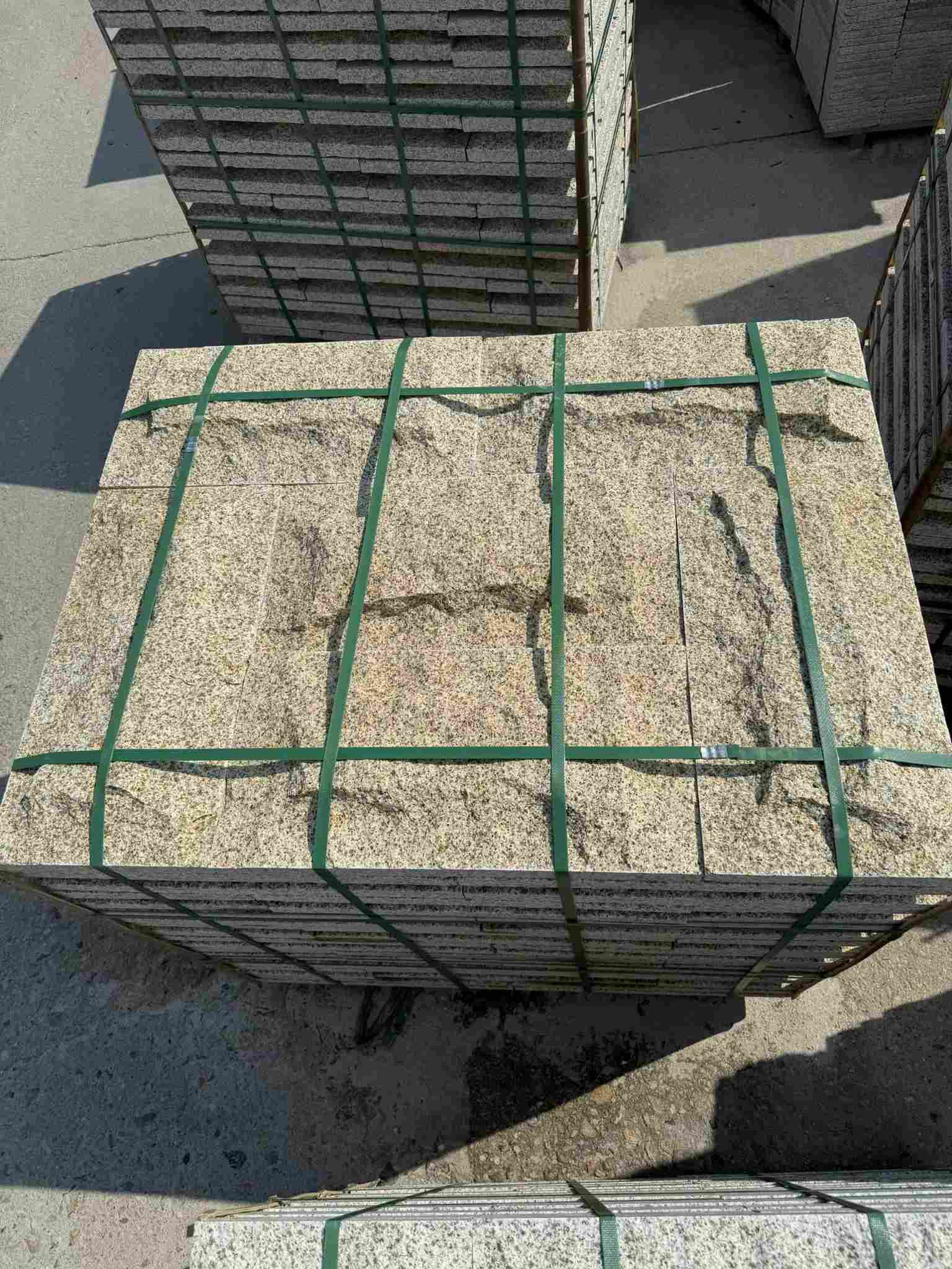 玉林 黄金麻花岗岩石材自然面蘑菇石成品