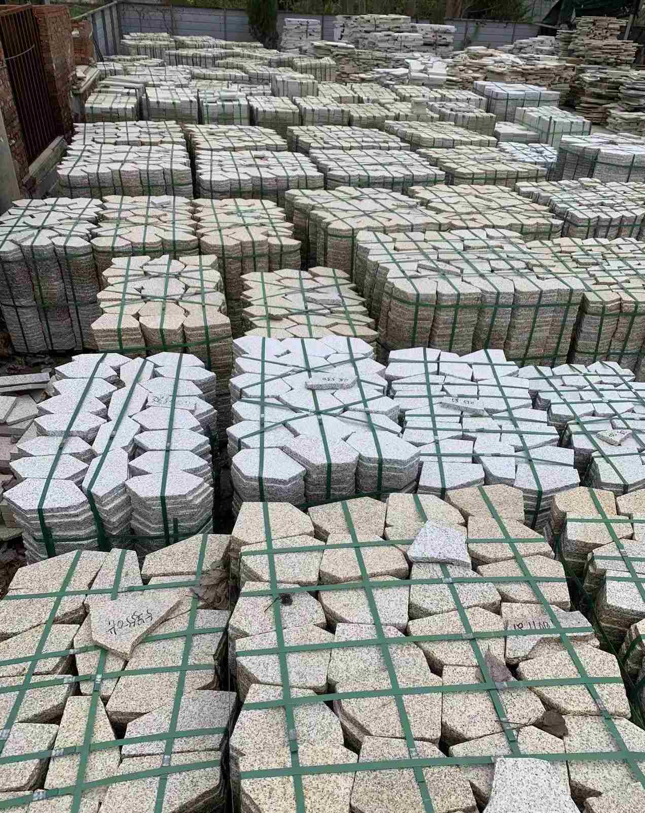 玉林 黄金麻白麻花岗岩荔枝面地铺石(冰裂纹)