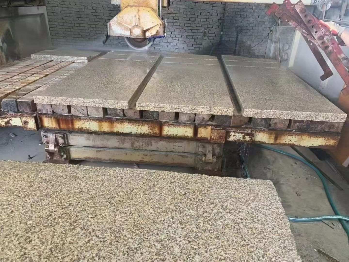 玉林 黄金麻荔枝面成品板加工