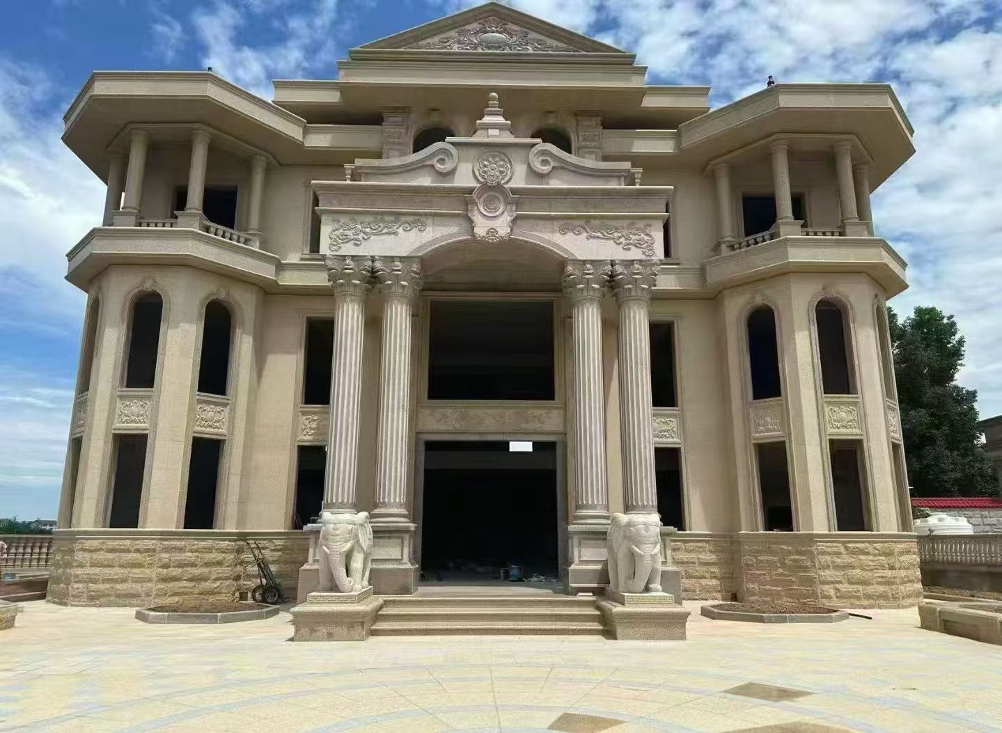 玉林 黄金麻别墅外墙干挂，大柱，大象，蘑菇石，雕花板