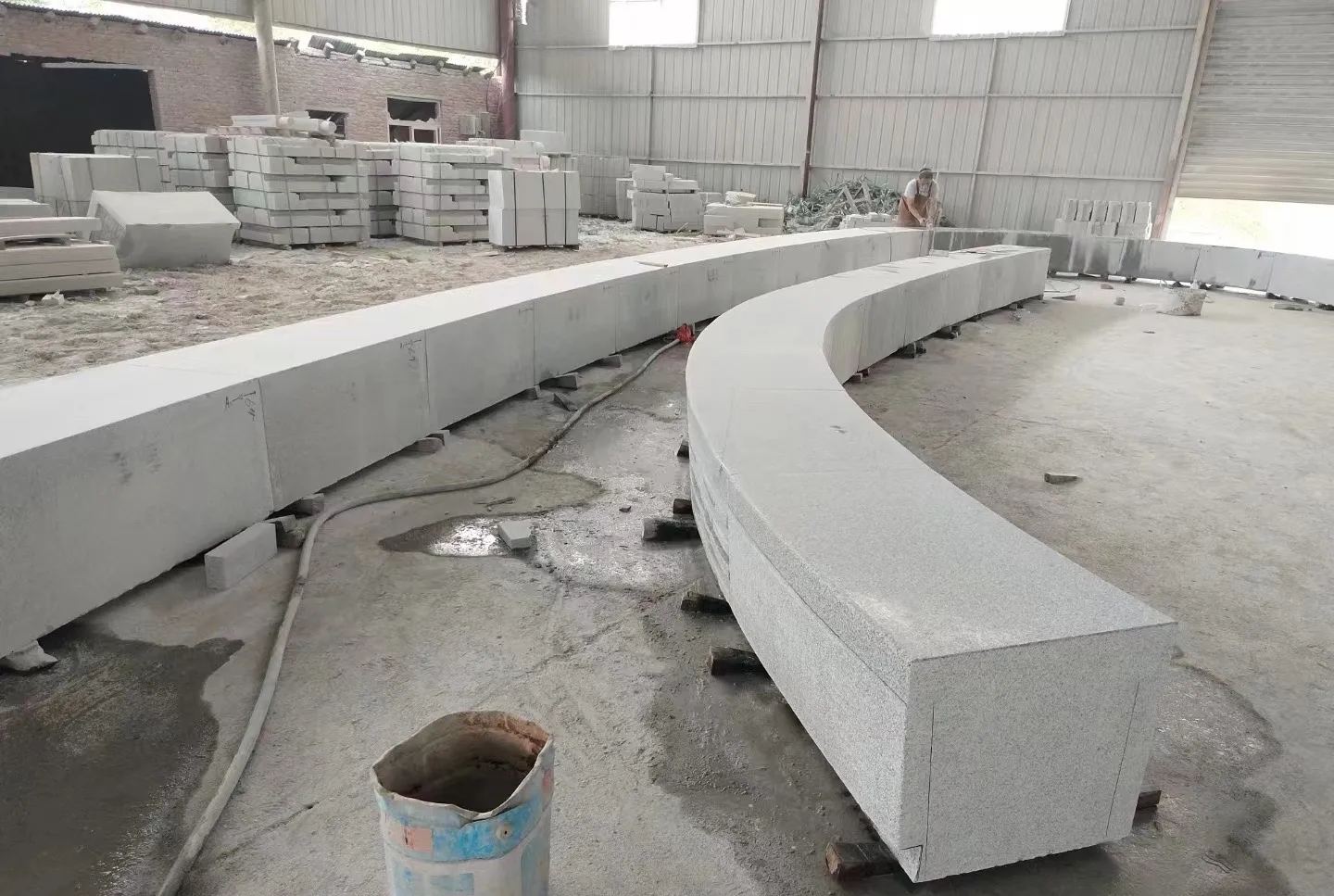 玉林芝麻白花岗岩石板材 园林光面弧形坐凳