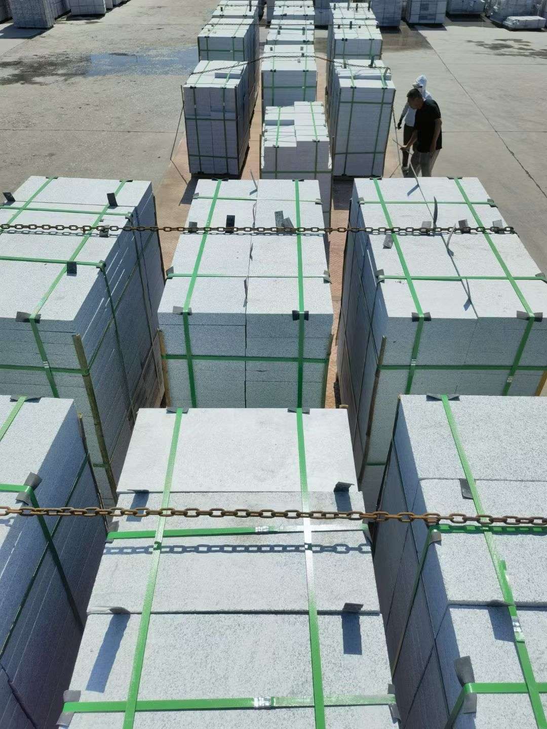 玉林 芝麻白花岗岩5公分地铺石 花岗岩厂家工厂装车日常